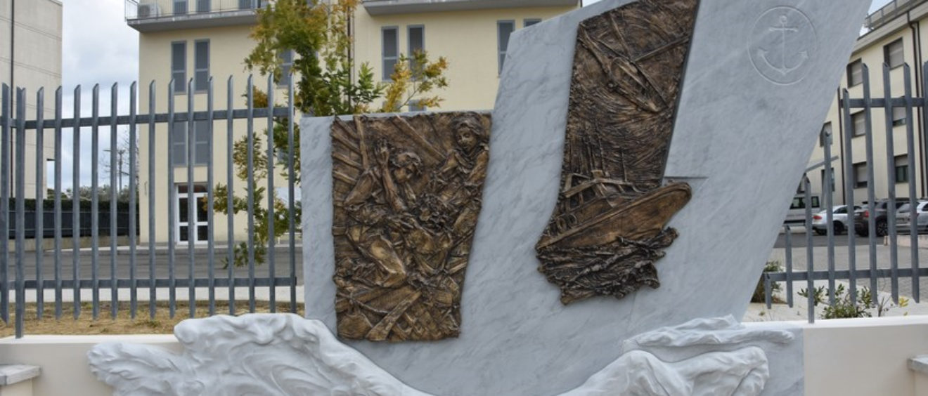 Guardia Costiera monumento dello scultore pavese