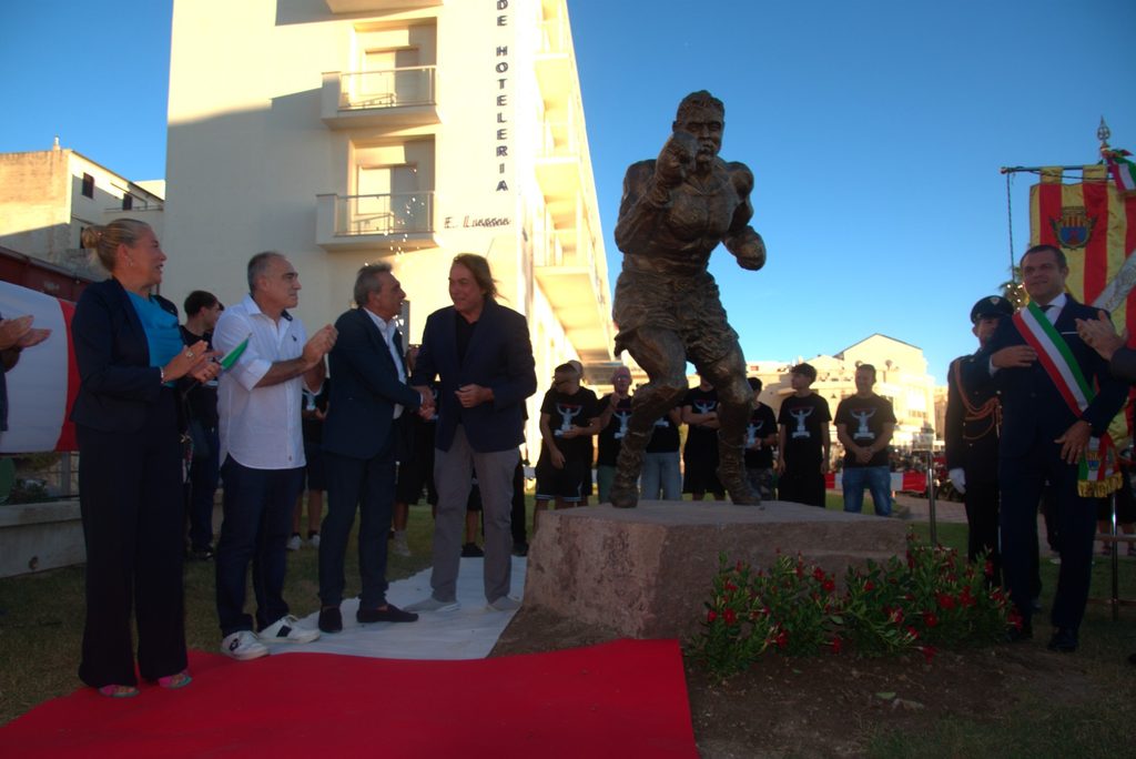 inaugurazione della statua di Salvatore "Tore" Burruni  realizzata da Antonio De Paoli 